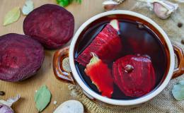 Zakwas z buraków w naczyniu z kamionki.