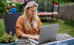 Kobieta siedząca przed laptopem.