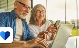 Mężczyzna i kobieta przed laptopem