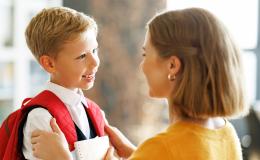 Chłopczyk rozmawiający z mamą, która ma twarz na wysokości jego twarzy. Ujęcie z widocznymi tylko głowami.