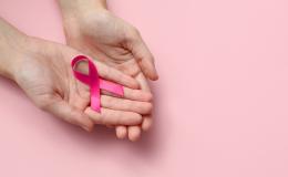 M meta zlożone dlonie z różową wstążką