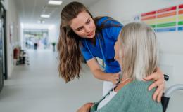 pielęgniarka na SOR pochyla się i mówi coś do pacjentki