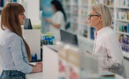 Kobieta rozmawia w aptece z farmaceutka