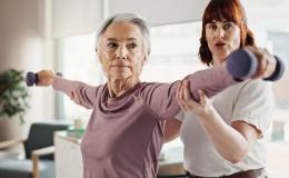 Pani ćwiczy razem z fizjoterapeutką