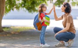 mama przybija piątkę z córeczką
