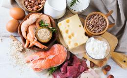 stół z mięsem, serami, rybami, owocami morza, jajkami