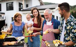 rodzina przy grillu