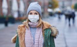 dziewczyna na ulicy w maseczce