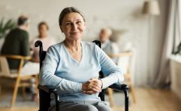 pani na wózku z uśmiechem