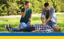 masaż serca w parku, kobieta wzywa karetkę ukr