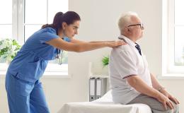 rehabilitantka ze starszym panem