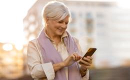 starsza pani z telefonem w ręku