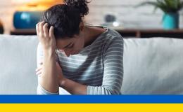 Smutna kobieta ze zwieszoną glową ukr