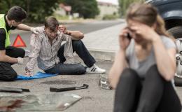 wypadek drogowy, poszkodowani, kobieta dzwoni