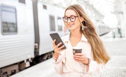 dziewczyna z długimi włosami na peronie z komórką w ręku