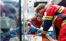 ratownicy udzielający pomocy