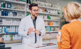 Farmaceuta wydaje leki