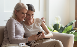 Matka z córką oglądają coś w komórce