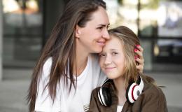 Matka obejmuje i caluje nastoletnia córkę