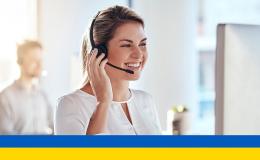 młoda kobieta na infolinii, na dole pasek flagi Ukrainy