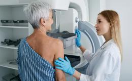 Pani przygotowuje się do badania, obok radiolog