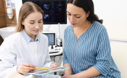 Kobieta rozmawia z pielęgniarką w gabinecie