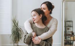 Matka obejmująca nastoletnią córkę