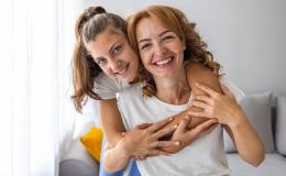 Nastoletnia córka obejmuje matkę