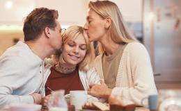 Rodzice obejmują i całują nastolatkę