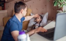 chore dziecko, tata sprawdza sor na komputrze