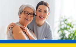 młodakobieta ze starszą po szczepieniu, na dole flaga Ukrainy