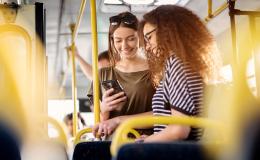 dziewczyna w autobusie z komórką