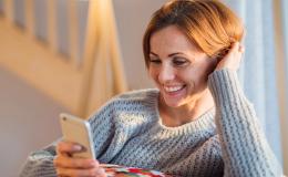 uśmiechnięta kobieta z telefonem 