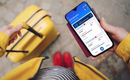 recepta na telefonie na tle walizki