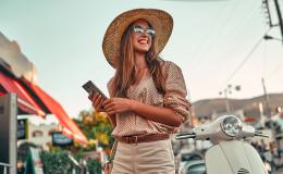 Kobieta w dużym kapeluszu w miasteczku w tle markiza, jakiś stragan