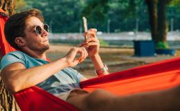 mężczyzna w hamaku w lesie