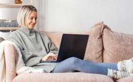 Kobieta z laptopem na kanapie
