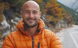 łysięjący mężczyzna w górach