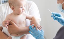 bobas i pielegniarka ze strzykawką