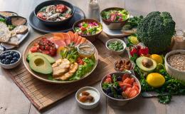 talerze ze zdrowym jedzeniem