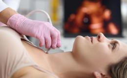 kobieta ma usg tarczycy