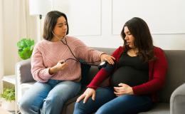 Kobieta mierzy ciśnienie ciężarnej