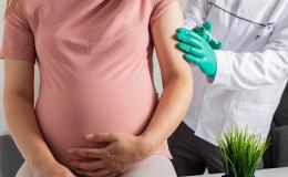 Kobieta w ciąży w trakcie szczepienia