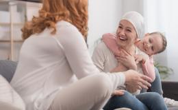 Chora kobieta w domu z rodziną