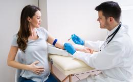 Kobiet w ciąży ma pobieraną krew