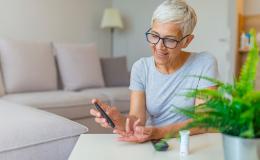 kobieta bada poziom cukru