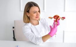 lekarka demonstruje przebieg zabiegu cytologii