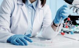laborantka trzyma próbkę