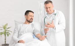 Mężczyzna z lekarzem