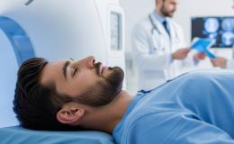 mężczyzna leży przygotowany do baniania 